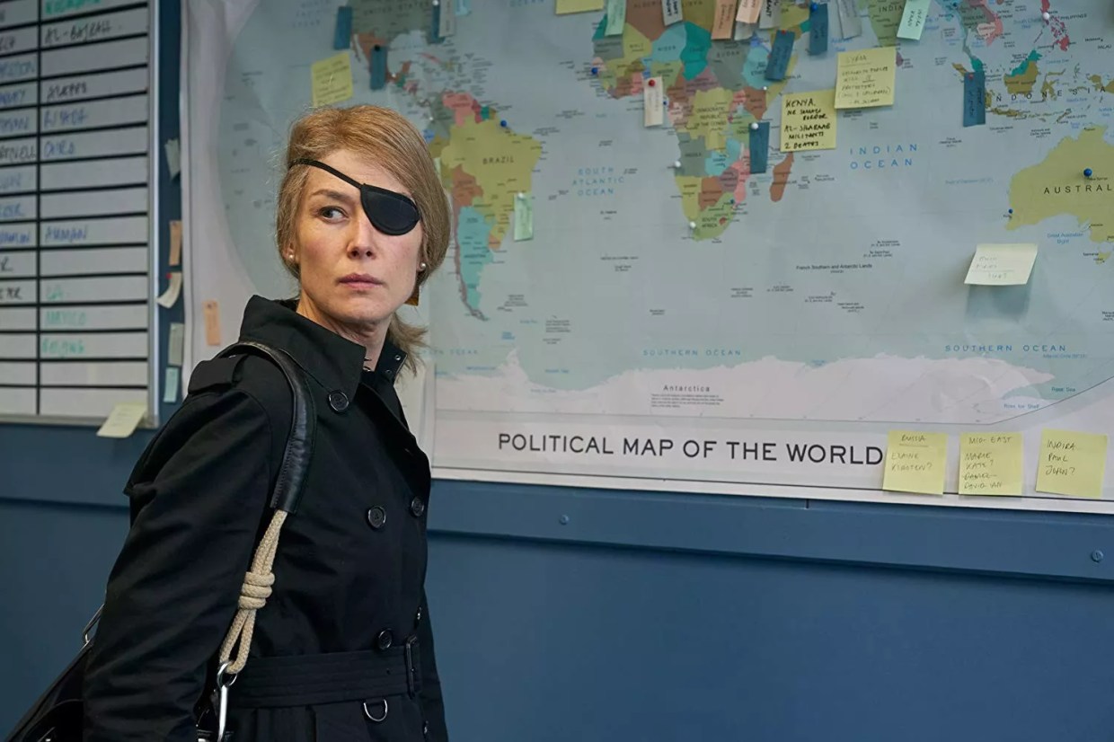 Rosamund Pike Dazzles, but <i>A Private War</i> Puts a Reporter Before Her Reporting